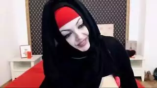 الحجاب يخلع، الفرج يظهر: عاهرة عربية على كاميرا الويب
