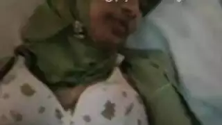 عاهرة عربية مخدرة تأخذ عدة أعضاء ذكورية