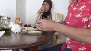 زوجة الأب العربية تعطي ابن زوجها الألماني مصًا سريعًا في الصباح قبل الحصة