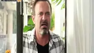 ربة منزل مثيرة تأخذ قضيبين صديق ينضم لممارسة جنسية صعبة