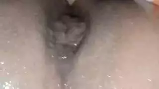 تمرد إباحي: محاربة ذات مؤخرة كبيرة في قطار جنس خشن مع متعصبين