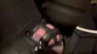 شاب أسود يهيج بلعب شرجي وهزاز