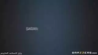 مثيرة وجريئة: امرأتان ممتلئتان تشاركان قضيبًا في حوض الاستحمام