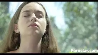 تالي دوفا في بيكيني صغير تمارس العادة السرية في الهواء الطلق ولعب مهبلها الرطب