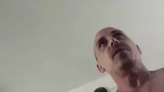 الأم العاهرة الهواة الساخنة تأخذ قضيبًا سمينًا وخصيتين كاملتين بعمق