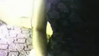 بنت تلعب ببضرها حتى ينتفخ