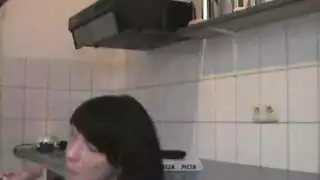 الزوجة المشاغبة تأخذ قضيب فتى البيتزا في دبرها الحار