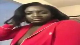 مشهد استمناء ساخن: بلوغ النشوة في ملابسها الداخلية الوردية أمام المرآة