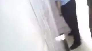 فيديو إباحي في متجر عام: هاوية ممتلئة تمتلئ بقضيبين أسمرين