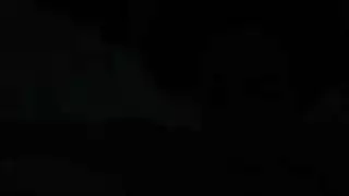 مراهقة تأخذ قضيب أبي السكر في فتحتها السمراء