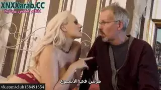 شقراء مثيرة تخون عجوزًا مع عشيق رياضي