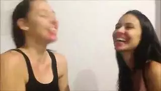 نساء جميلات في لعب مثلّي شرجي وعنيف بالدمى