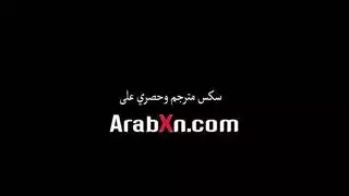 القبض على متلصص في الحمام، تهيمن عليه امرأة ناضجة