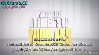 حركة مؤخرة صريحة: إصبع في طيزها المتطلبة