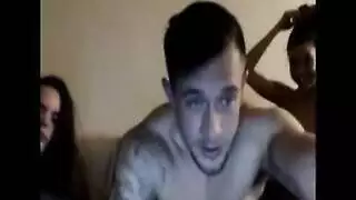 ثلاثي إباحي للشقيقات: لعق عميق قبل إيلاج مزدوج