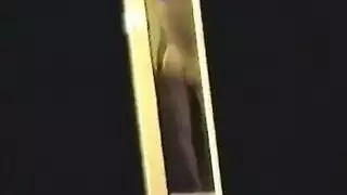 سمراء شابة مشعرة تحصل على فرج مفتوح