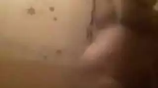 زوجان متزوجان في جلسة جماع ساخنة في الحمام