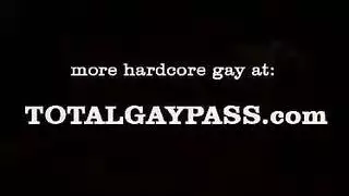 شابة شعراء حمراء تمتلئ فرجها في الحوض