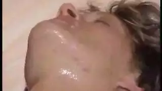 شاب مصرى يزنق صحبته المراهقه