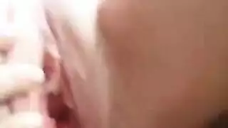 قرص حلماتها ومص قضيبها في هذا المشهد الجماعي الصريح