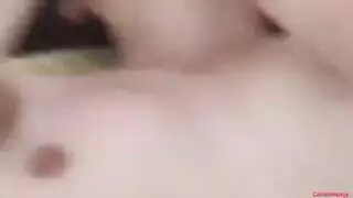 الجسم الآسيوي المثالي في مشهد عنيف من الجنس الجماعي والقذف على الوجه