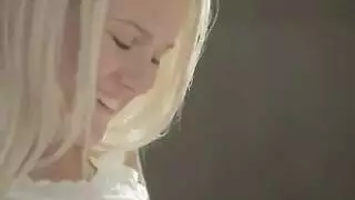 الشقراء الجائعة للقضيب تريد قضيباً صلباً في حلقها