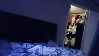 جميلة سمراء تأخذ قضيبًا صلبًا في رحلة نحو الذروة