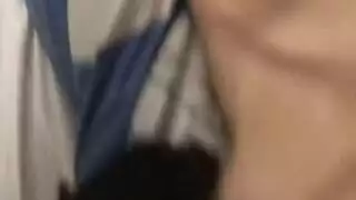 فتاة متحولة جنسياً ساخنة تأخذ في كل فتحة في عملية نكاح جماعي إباحي