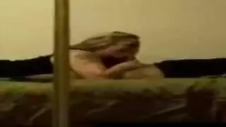 شقراء تمص بعمق وتركب بقوة في فان سكس إكس إكس إكس