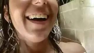 الهواة ذوات الثدي الكبير يحصلن على جنس قاسي في الحمام الوردي