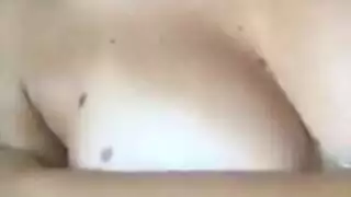 الفتاة المتذمرة يتم تدمير فتحتها الضيقة من قبل عميل ذكر