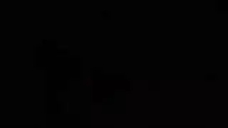 امرأة ناضجة شقراء يتم استخدام وجهها وتغطيته بالسائل من قبل رجل ابنتها