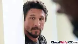 زوجة خائنة تُضاجع بقوة، زوجها يضبطها متلبسة