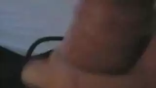 رهان محفوف بالمخاطر ينتهي بفمها مليء بالسائل المنوي