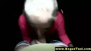 شقراء مغرية تبتلع سائل صديقتها