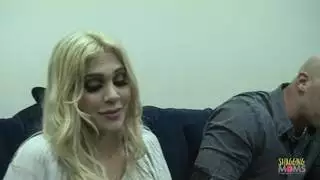 شقراء تتعمق في قضيب أسود سميك لفحل طويل القامة
