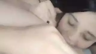 فتاة صغيرة تأخذ قضيبًا كبيرًا
