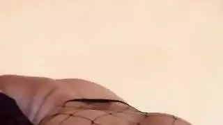 قضيب ديزيل يجعل كتكوت تختنق وتئن في فيلم إباحي