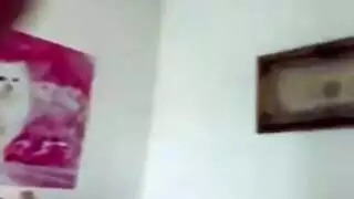 جنس مكثف على الأرض: مص عميق وقذف داخلي عاري