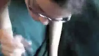 فتاة صغيرة ترتدي الزي المدرسي تبتلع سائل جارها في فيلم إباحي