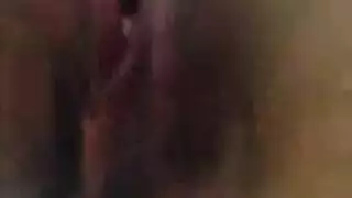 صدر فتاة متعرجة ضخم مكشوف في فيلم إباحي غرفة نوم صريح