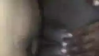 العاهرة الإبنوسية المشعرة تحب الحركات بالإصبع العنيفة