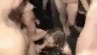 لقاء عابر: فتاة جامعية وغريب يمارسان الجنس على أرضية غرفة المعيشة