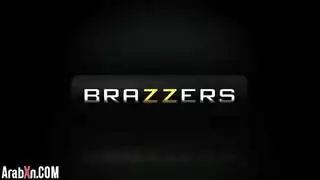 رجل يبوس ام صديقه وهو جالس