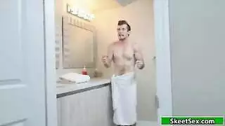 فتاة جديدة تحشى بقضيب إباحي عملاق