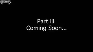 أشقراء ساخنة تفتح ساقيها وتداعب نفسها على الأريكة