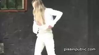 نجم بورن شقراء حمراء تقوم بجلسة تبول ساخنة