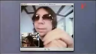 ثلاث فتيات خاضعات يركعن لامتصاص قضيب كبير