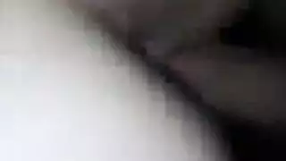 الفتاة الآسيوية الجميلة تأخذ قضيباً عميقاً في مؤخرتها الضيقة بوضعية الكلب