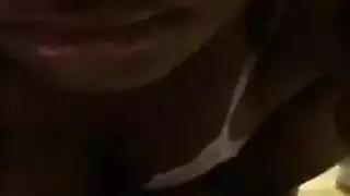 الفتاة السمراء الممتلئة تنحني للعق فرجها ثم تمارس جنس جماعي